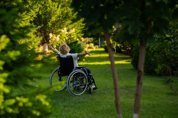 Вид Сзади Пожилой Женщины Раздвинувшей Руки Бокам Сидящей Инвалидном Кресле — стоковое фото