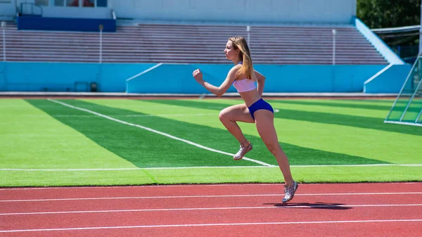 Giovane Donna Caucasica Impegnata Jogging Allo Stadio All Aperto — Foto Stock