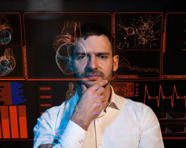 Sanal bir menünün önündeki karanlıkta sakallı bir adamın portresi. Yaşam destek monitöründeki okumalar