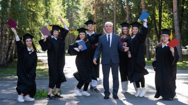 Bir üniversite profesörü ve yedi cüppeli mezun dışarı atlıyorlar.