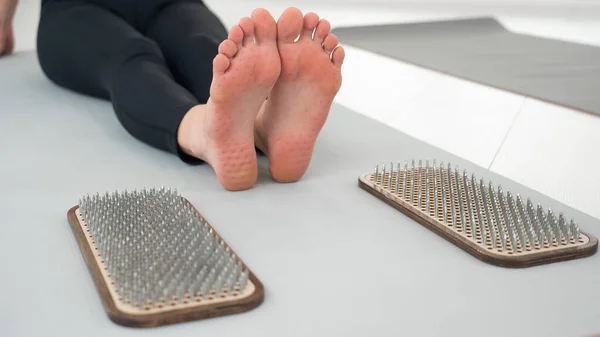 stock image Close-up on the feet of a woman after standing on the nails of a sadhu