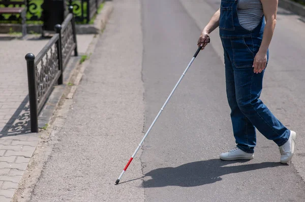 盲孕妇女用一根触觉手杖穿过街道 — 图库照片
