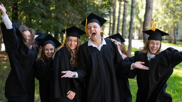 Groupe Diplômés Robes Félicitent Mutuellement Pour Leur Graduation Plein Air — Photo