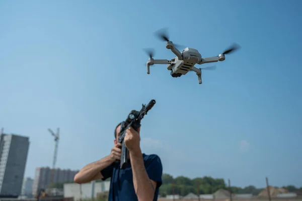 Muž Chce Střílet Pušky Letícího Drona Proti Modré Obloze — Stock fotografie