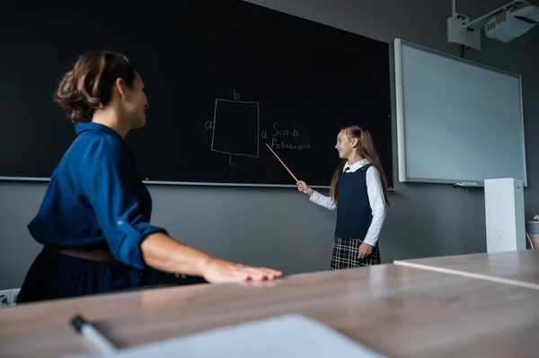 Caucasian Little Girl Answers Question Female Teacher Blackboard — Stock Photo, Image