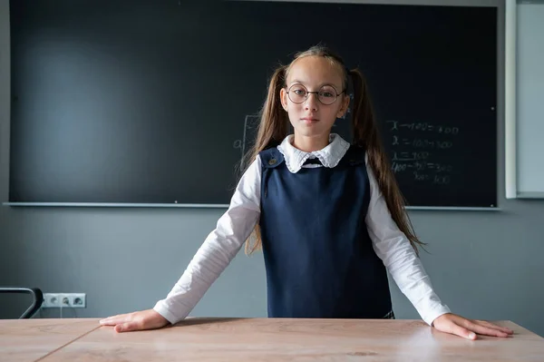 Retrato Uma Menina Caucasiana Óculos Sala Aula Estudante Responde Quadro — Fotografia de Stock