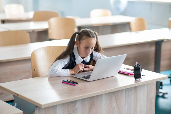 Běloška Sedí Stolem Škole Studuje Laptopu Alarm Hodiny Stole — Stock fotografie
