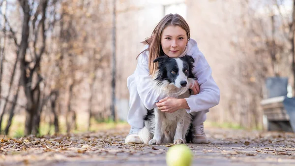 Vit Kvinna Kramar Sin Hund Promenad Höstparken Border Collie Tittar — Stockfoto