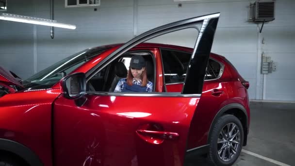 Kobieta Mechanik Samochodowy Robi Diagnostykę Samochodzie Pomocą Laptopa — Wideo stockowe