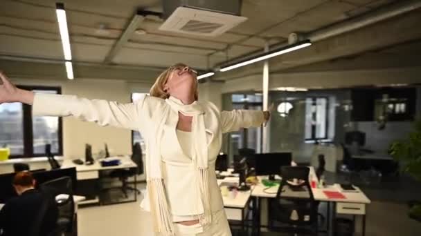 Geschäftsfrau Freut Sich Büro Video 360 Grad Zeitlupe — Stockvideo