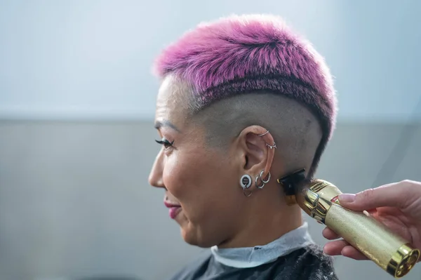 Der Friseur Rasiert Einer Kundin Die Schläfe Asiatin Mit Kurzen — Stockfoto