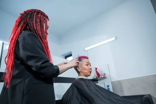 Kuaför Berber Dükkanında Kısa Pembe Saçlı Asyalı Kadını Kesiyor — Stok fotoğraf