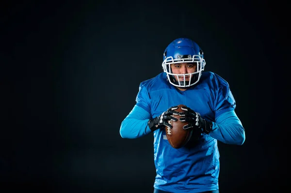 Портрет Человека Синей Форме Американского Футбола Черном Фоне — стоковое фото