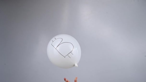 Eine Frau Lässt Einen Luftballon Mit Der Aufschrift Bitcoin Steigen — Stockvideo