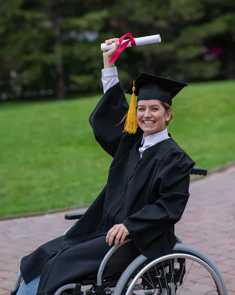 Λευκή Γυναίκα Αναπηρική Καρέκλα Στολή Απόφοιτου Χαίρεται Που Πήρε Δίπλωμα — Φωτογραφία Αρχείου