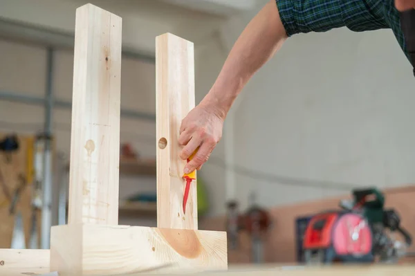 Caucasian Man Assembles Table Screwdriver Close Carpenters Hands — Foto Stock