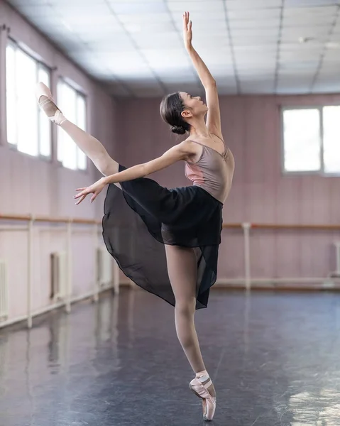 Elegante Bailarina Asiática Traje Cuerpo Beige Falda Negra Está Ensayando — Foto de Stock