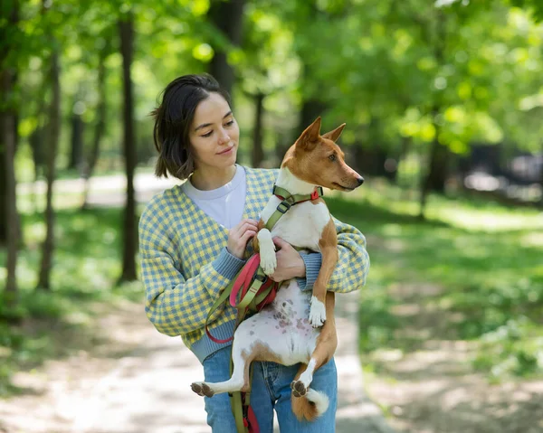 Ung Vacker Kvinna Håller Hund Famnen För Promenad Icke Skällande — Stockfoto