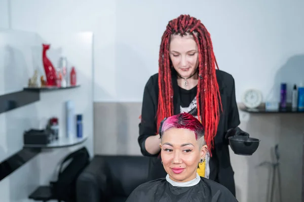 Kuaför Asyalı Bir Kadının Saçını Pembeye Boyuyor Kısa Aşırı Saç — Stok fotoğraf