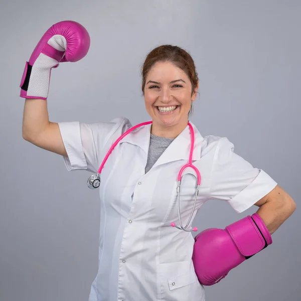 Mulher Médico Luvas Boxe Rosa Fundo Branco — Fotografia de Stock