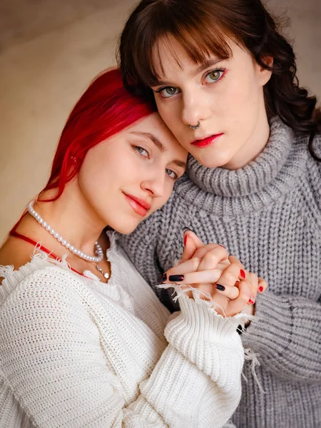 Retrato Dos Mujeres Tiernamente Abrazadas Vestidas Con Suéteres Intimidad Lésbica — Foto de Stock