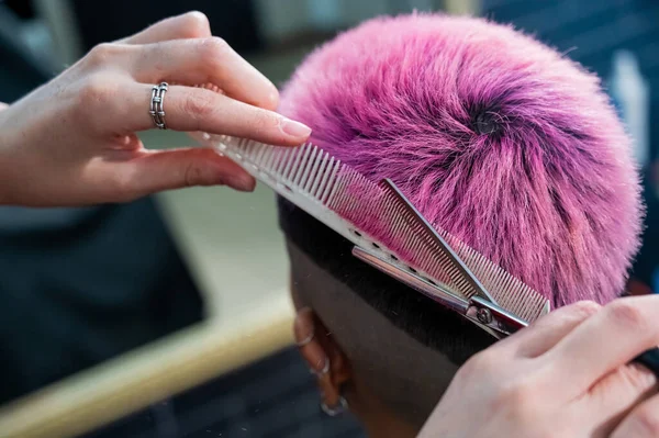 Ασιάτισσα Ροζ Μαλλιά Κουρεύεται Κουρείο — Φωτογραφία Αρχείου
