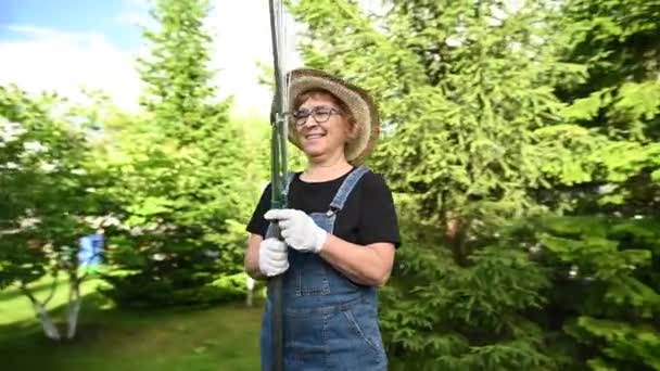 帽子に身を包んだ年配の女性の肖像画が庭道具を持っている 360度動画 — ストック動画