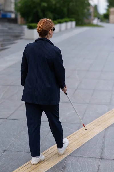 Blinde Zakenvrouw Loopt Langs Tactiele Tegels Met Een Stok — Stockfoto