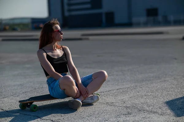 Joven Mujer Caucásica Sentada Longboard Relajante Aire Libre —  Fotos de Stock