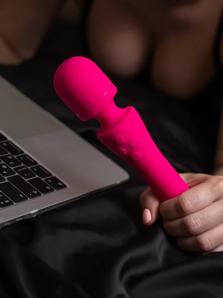 Femeie Care Deține Vibrator Roz Lângă Laptop Timp Află Foaie — Fotografie, imagine de stoc