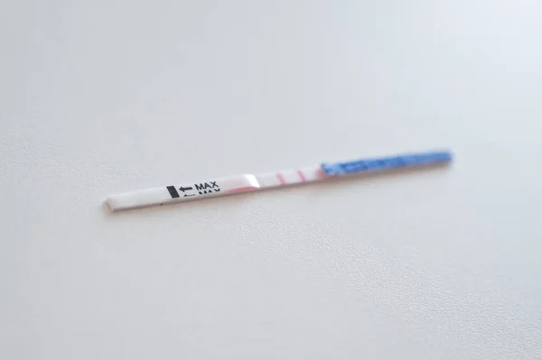 Pozytywny Wynik Testu Ciążowego Białym Stole Długo Oczekiwane Dwa Paski — Zdjęcie stockowe