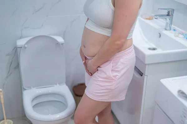 Zwangere Vrouw Die Haar Buik Het Toilet Houdt Incontinentie Tijdens — Stockfoto