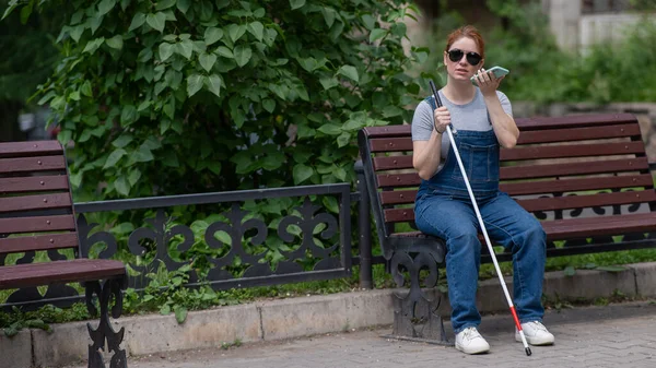 Blind Gravid Kvinna Sitter Bänk Och Kommunicerar Smartphone — Stockfoto