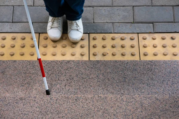 Τυφλή Γυναίκα Περπατά Έξω Χρησιμοποιώντας Ένα Απτικό Μπαστούνι — Φωτογραφία Αρχείου