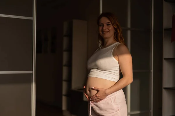 Беременная Женщина Шортах Топе Стоит Профиль Между Складными Дверями — стоковое фото