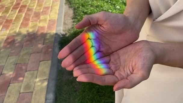 Gezichtsloze Vrouw Vangen Regenboog Ray Met Haar Handen Buiten — Stockvideo