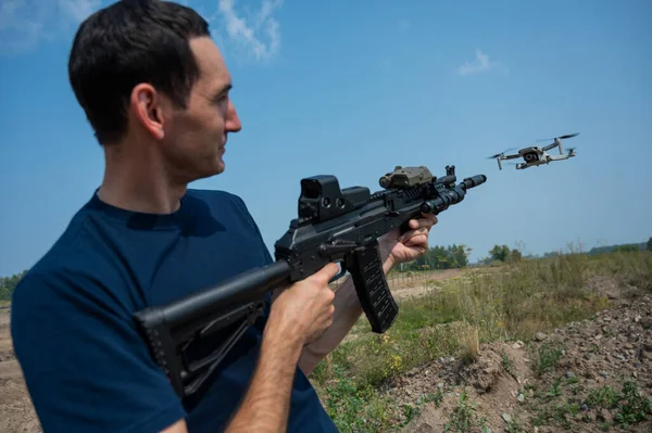 Hombre Apunta Disparar Rifle Avión Tripulado Volador Contra Cielo Azul —  Fotos de Stock
