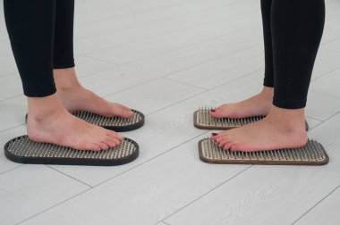 Kafkasyalı ve Asyalı kadınlar birlikte sadhu tahtasında ayağa kalkar.