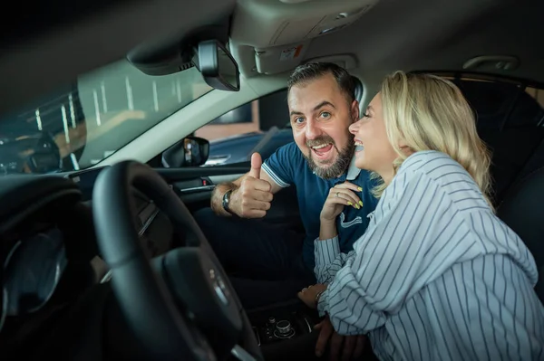Casal Caucasiano Feliz Está Sentado Carro Novo Uma Concessionária Carros — Fotografia de Stock