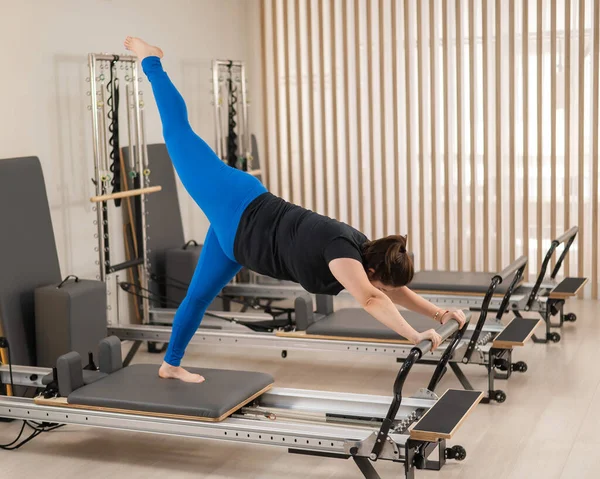 Femeie Caucaziană Supraponderală Care Face Exerciții Pilates Reformator — Fotografie, imagine de stoc