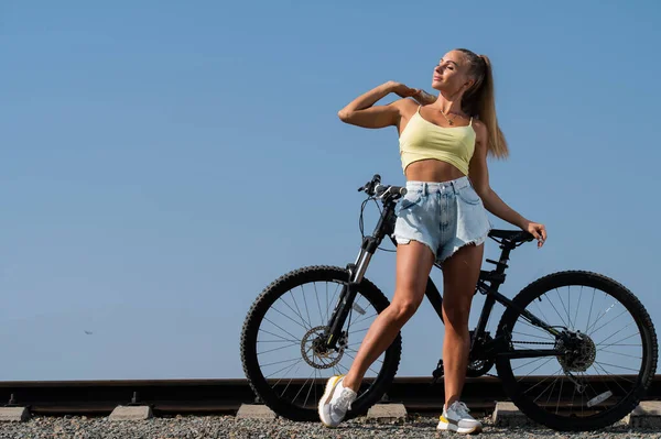 Кавказька Жінка Жіночих Шортах Верхньому Положенні Велосипедом Спекотний Літній День — стокове фото