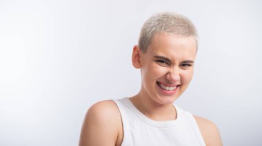 Beyaz arka planda kısa saç kesimi olan güzel beyaz bir kadın.