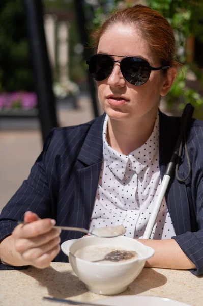 Slepý Kavkazský Žena Obleku Jíst Ovesnou Kaši Snídani Venkovní Kavárně — Stock fotografie