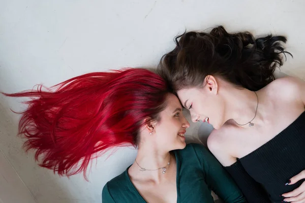 Vista Superior Duas Mulheres Deitadas Lado Lado Intimidade Lésbica — Fotografia de Stock
