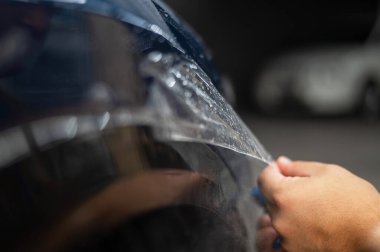 Araba servisindeki usta koruyucu kesiciyi kesiyor.