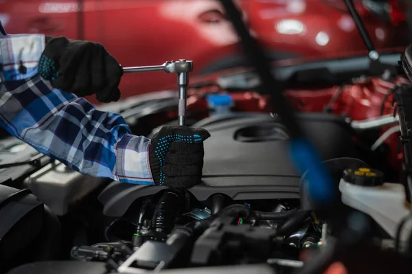 Female Auto Mechanic Unscrewing Nut Replace Car Spark Plug — Stock Photo, Image
