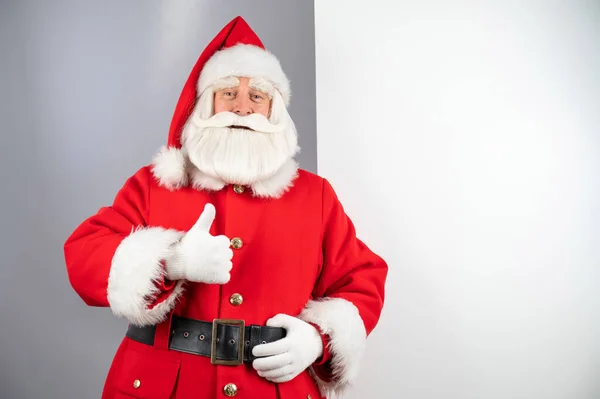 Santa Claus Mira Por Detrás Anuncio Navidad Vacío Muestra Pulgar — Foto de Stock