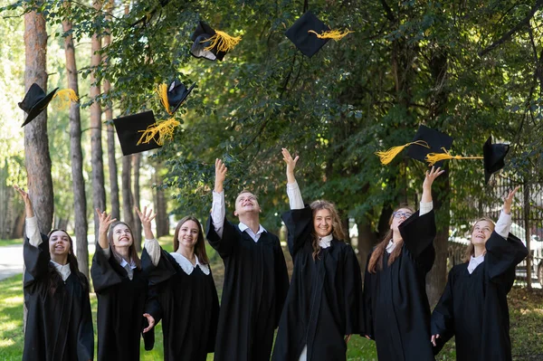 Colegas Classe Vestidos Graduação Jogando Chapéus Livre — Fotografia de Stock