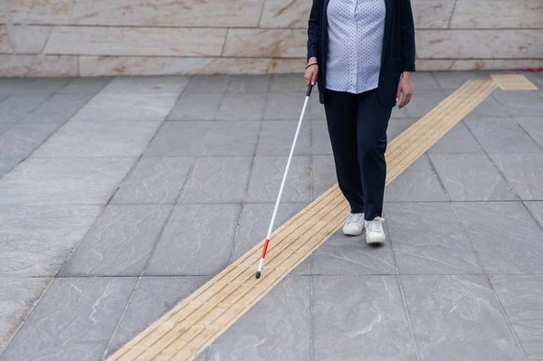 Primer Plano Las Piernas Una Mujer Negocios Ciega Caminando Largo — Foto de Stock