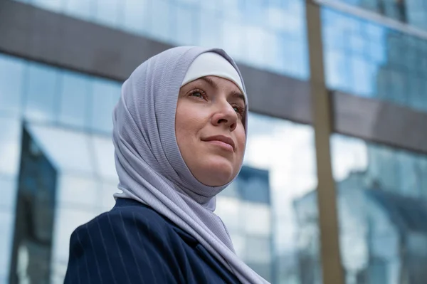 Porträt Einer Nachdenklichen Geschäftsfrau Hidschab Und Anzug Freien — Stockfoto